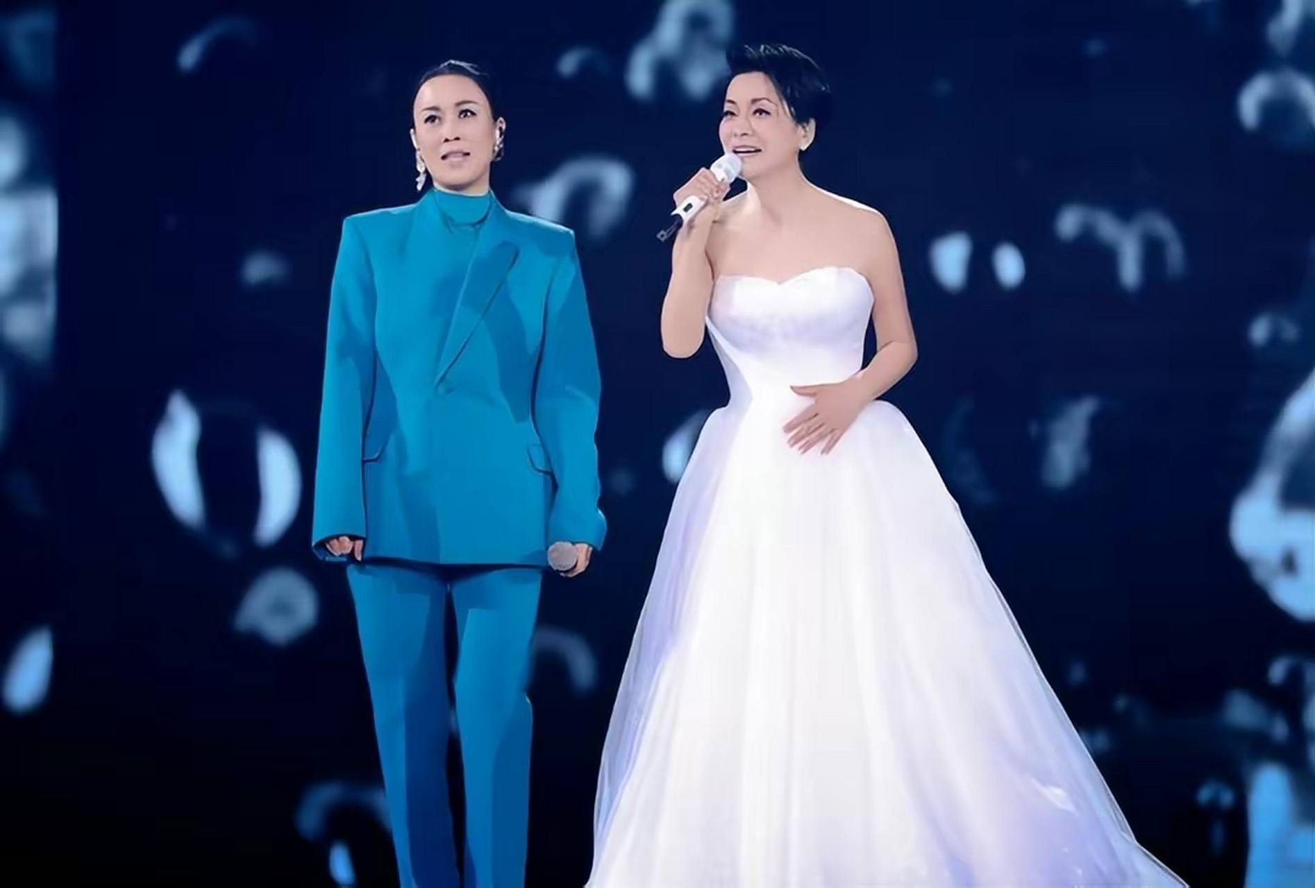 那英同框毛阿敏!一个穿裤装太显小家子气,一个穿裙装自然优雅