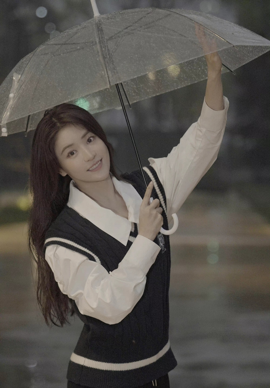 贡米近照和演《仙女湖》时的感觉不一样了,以前还有"小张柏芝"称号