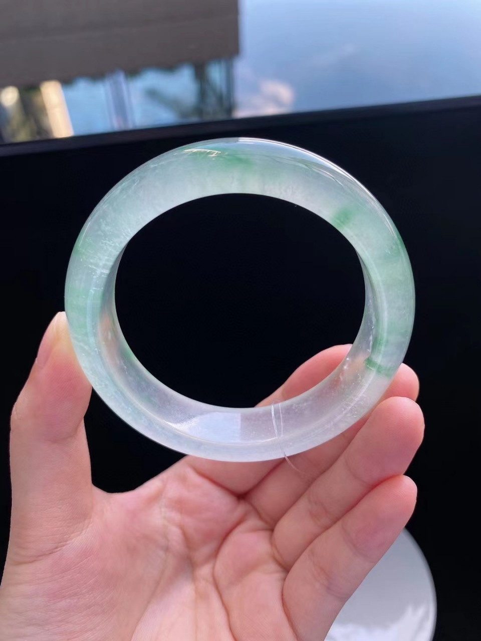 玻璃种飘金丝阳绿强光胶正圈手镯,玉质冰润细腻柔和,胶润感满满,版型