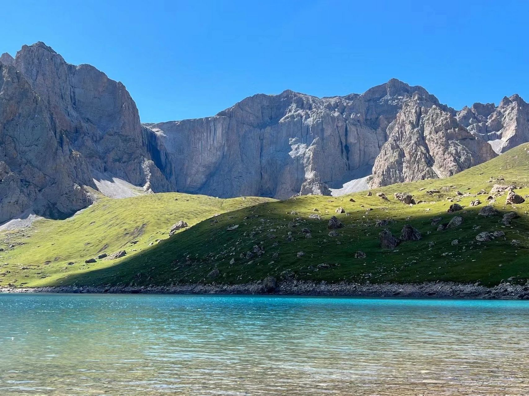 位于新疆乌孙古道上的天堂湖,天高云淡,波光粼粼,宁静清澈的湖水与