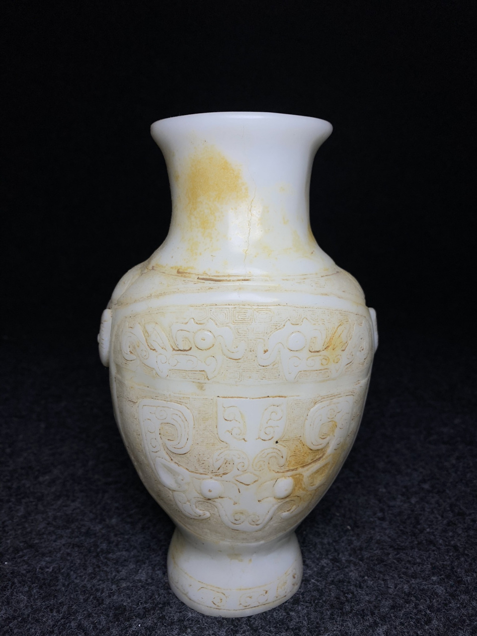 高古玉花瓶 高古玉一般是指战国和汉以前的玉器,明以前的玉器称为古玉