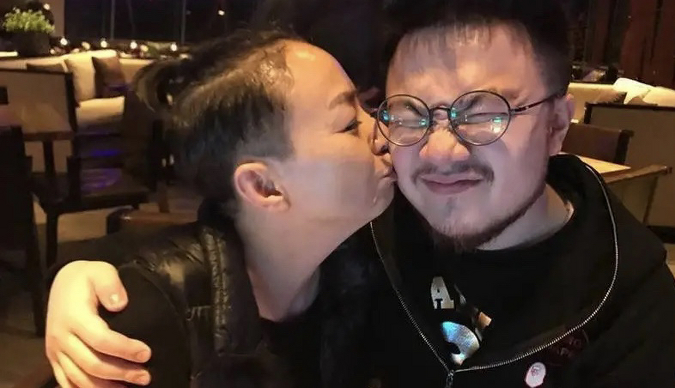 当宋丹丹在北京的亿万豪宅里享受的时候,儿子巴图和老婆孩子,却挤在