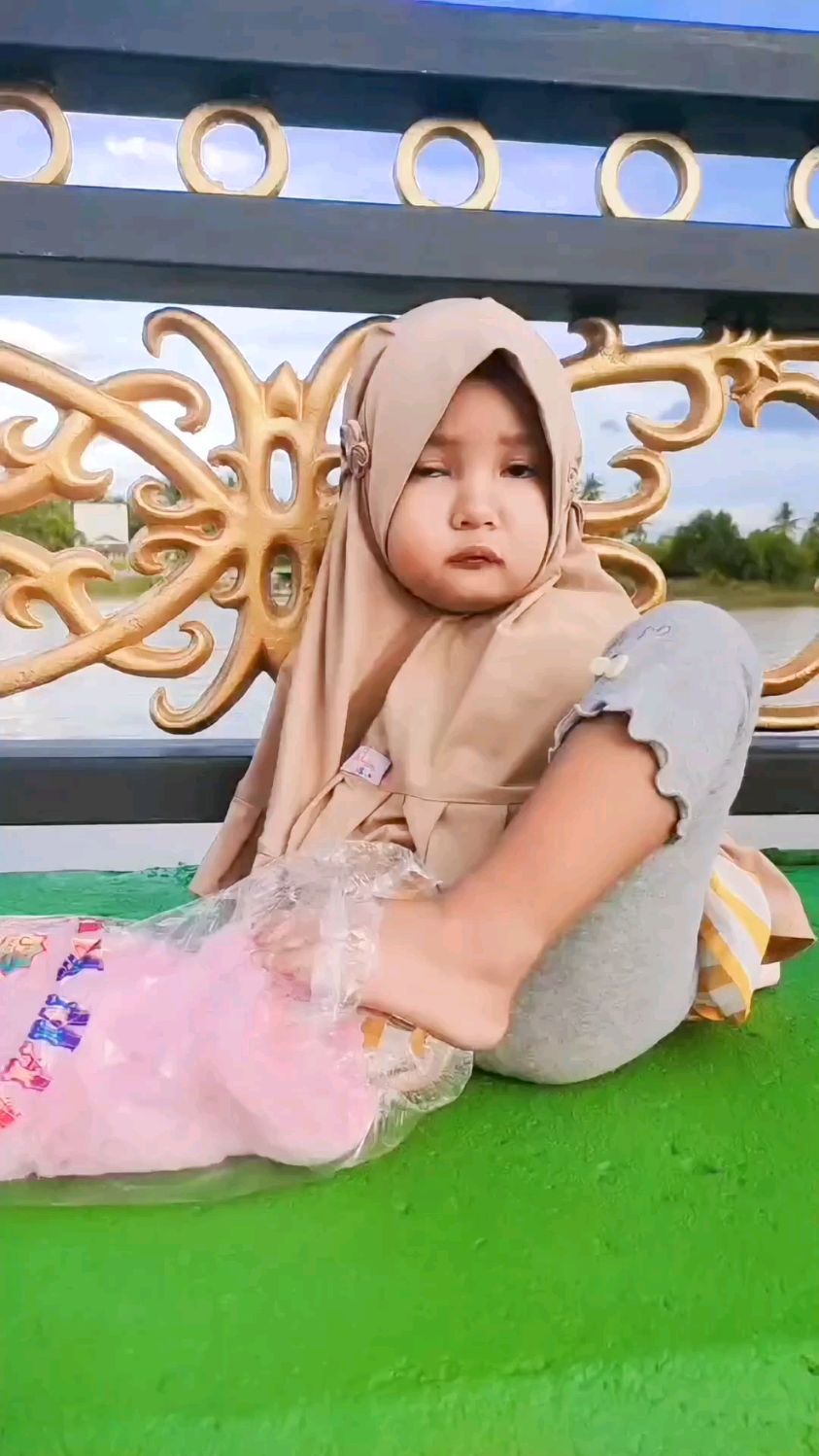 残疾女孩无臂独腿,给坚强的孩子点个赞吧-度小视