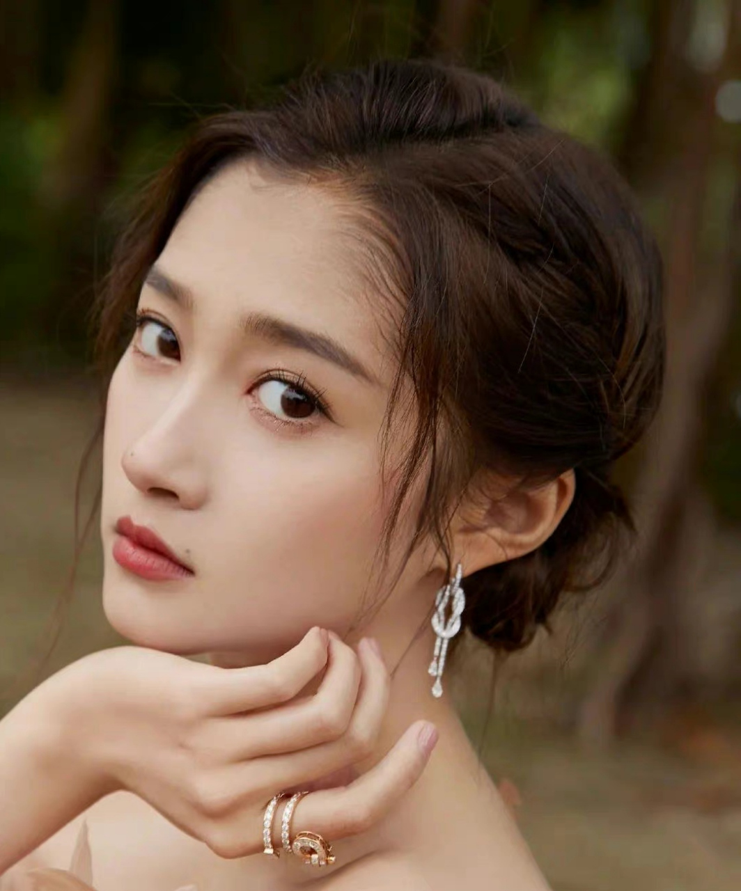 关晓彤# 一袭抹胸羽毛连衣裙,清纯甜美的容颜,白皙细嫩的肩颈线,丰满