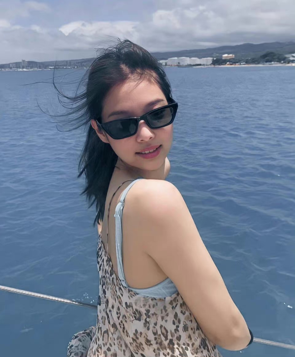 jennie大秀好身材,背部纹身吸睛!