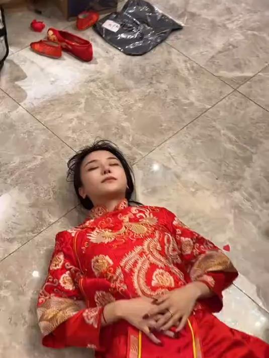 太惨了,新娘的脸皮被撕下来了!