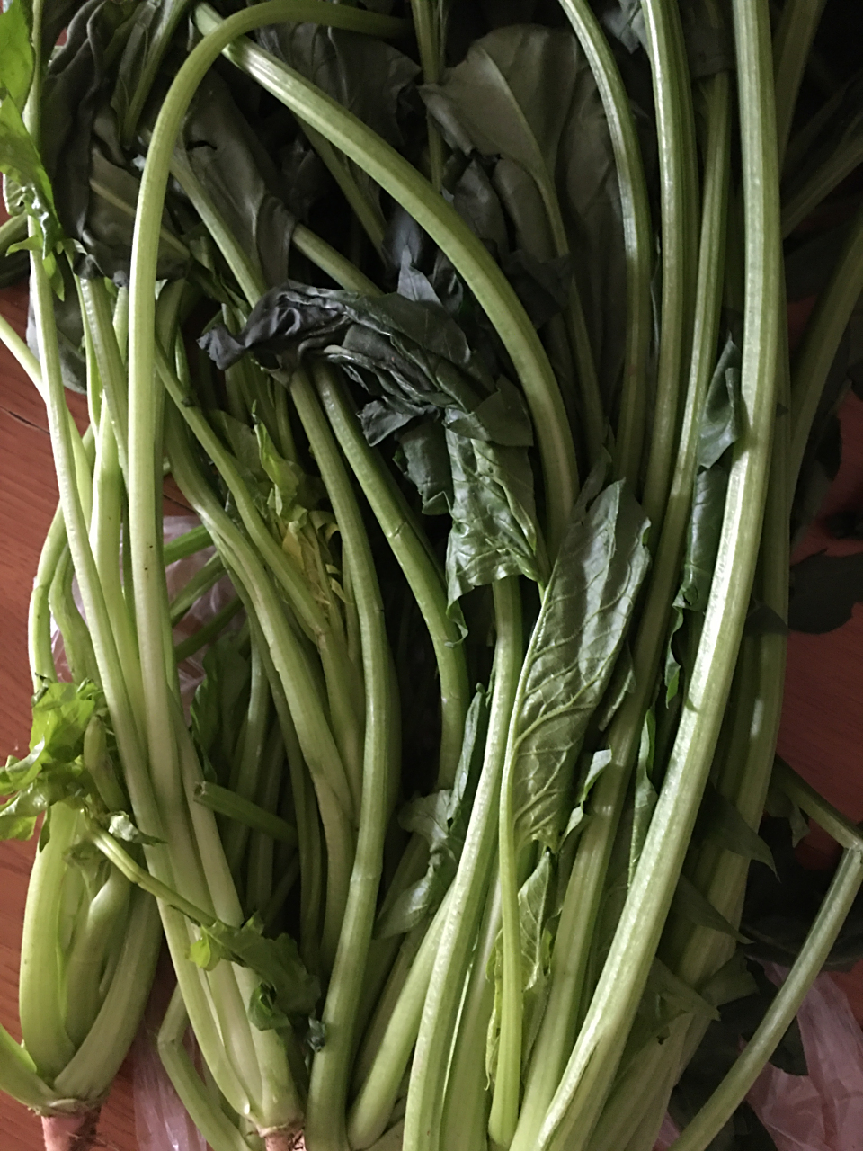 亲们,你们今年吃过这种长杆菠菜吗,很好吃,一点也不老,记得以前小时侯