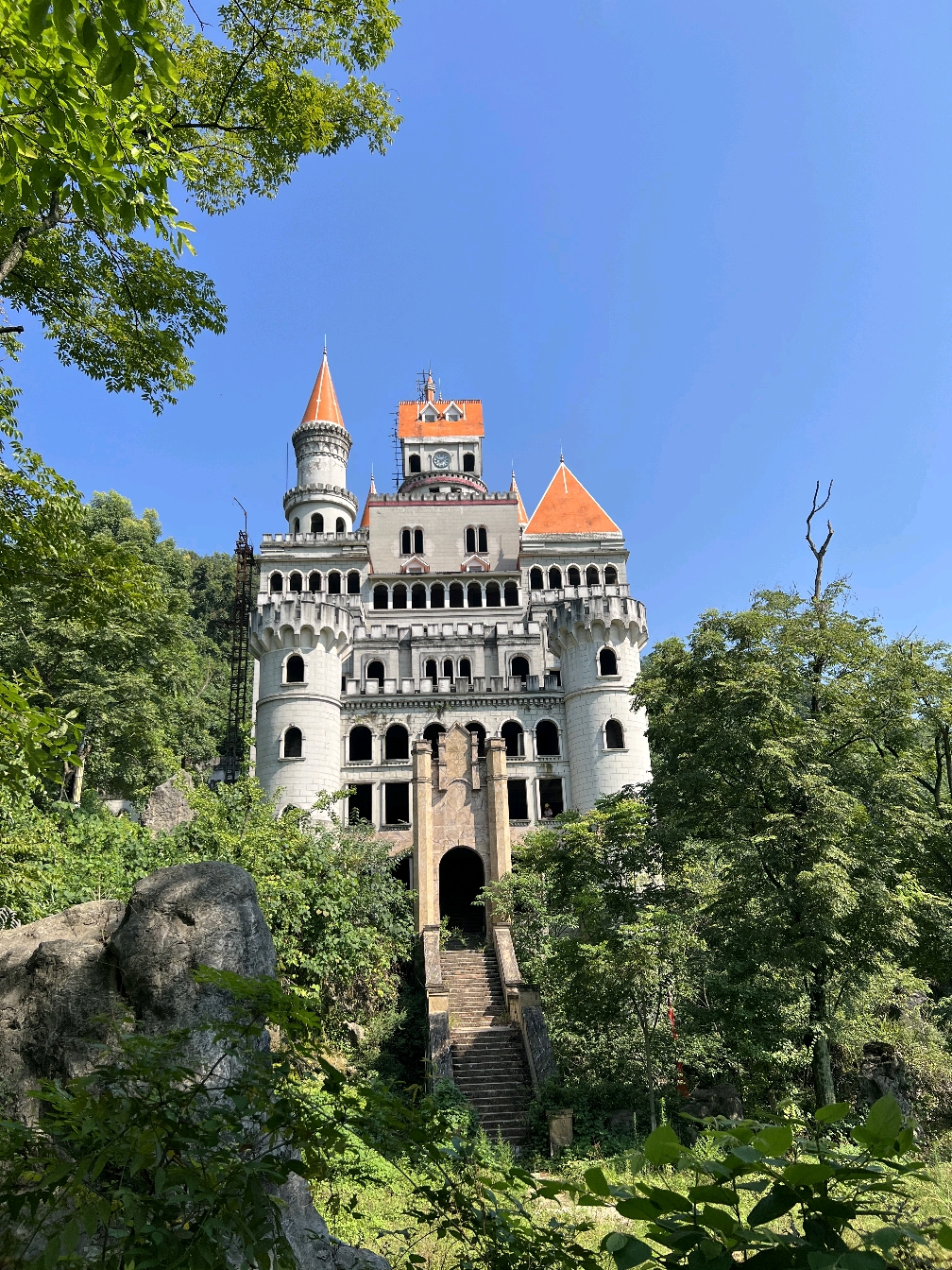 欧式建筑修得非常漂亮,被称重庆九龙坡网红楼,名为霸下意城堡,龙生