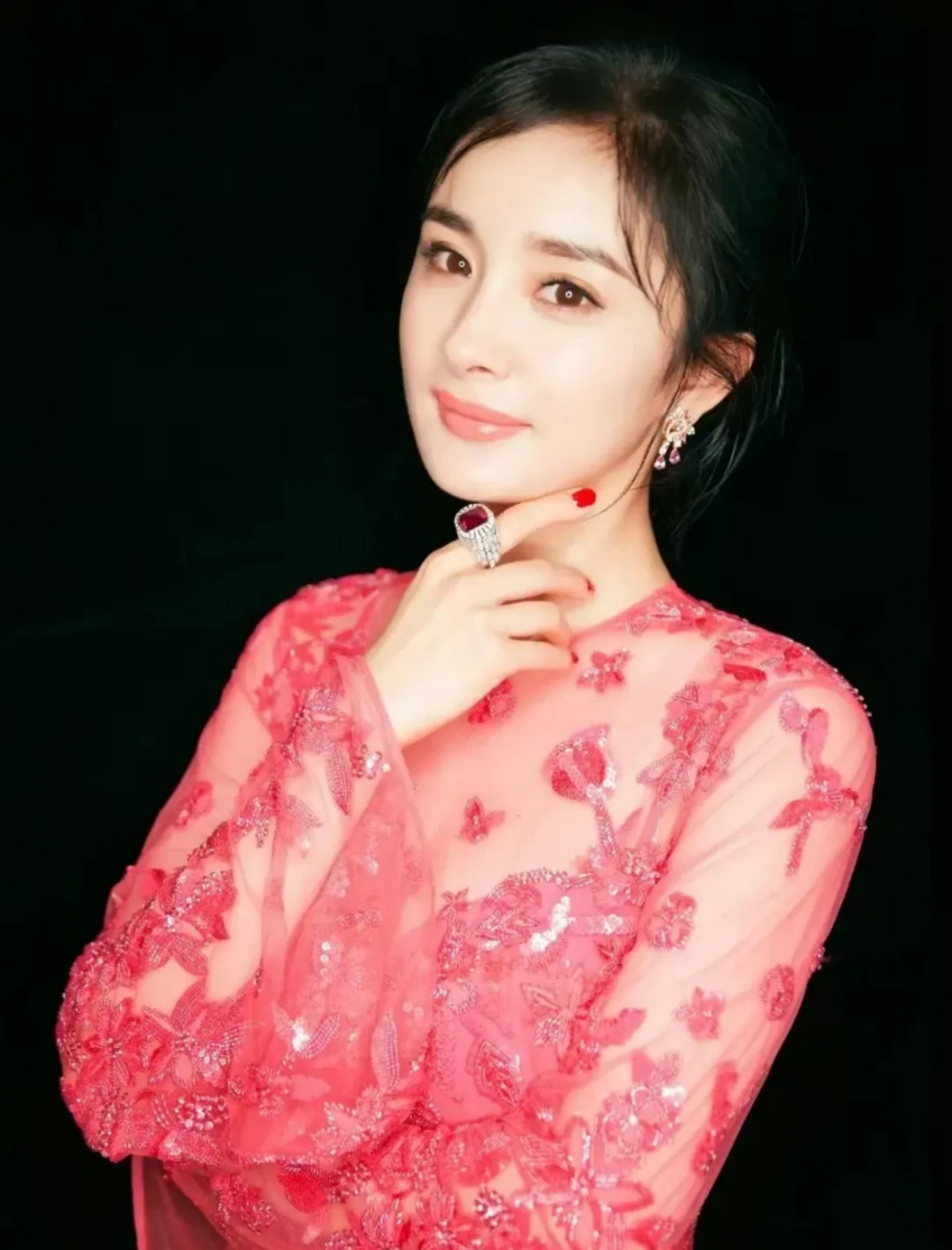 杨幂最新动态,一组杨幂两套不同类型服饰搭配展示!