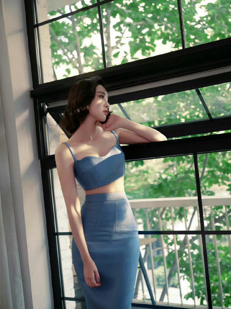 唐艺昕是一位中国内地女演员,毕业于重庆大学美视电影学院.