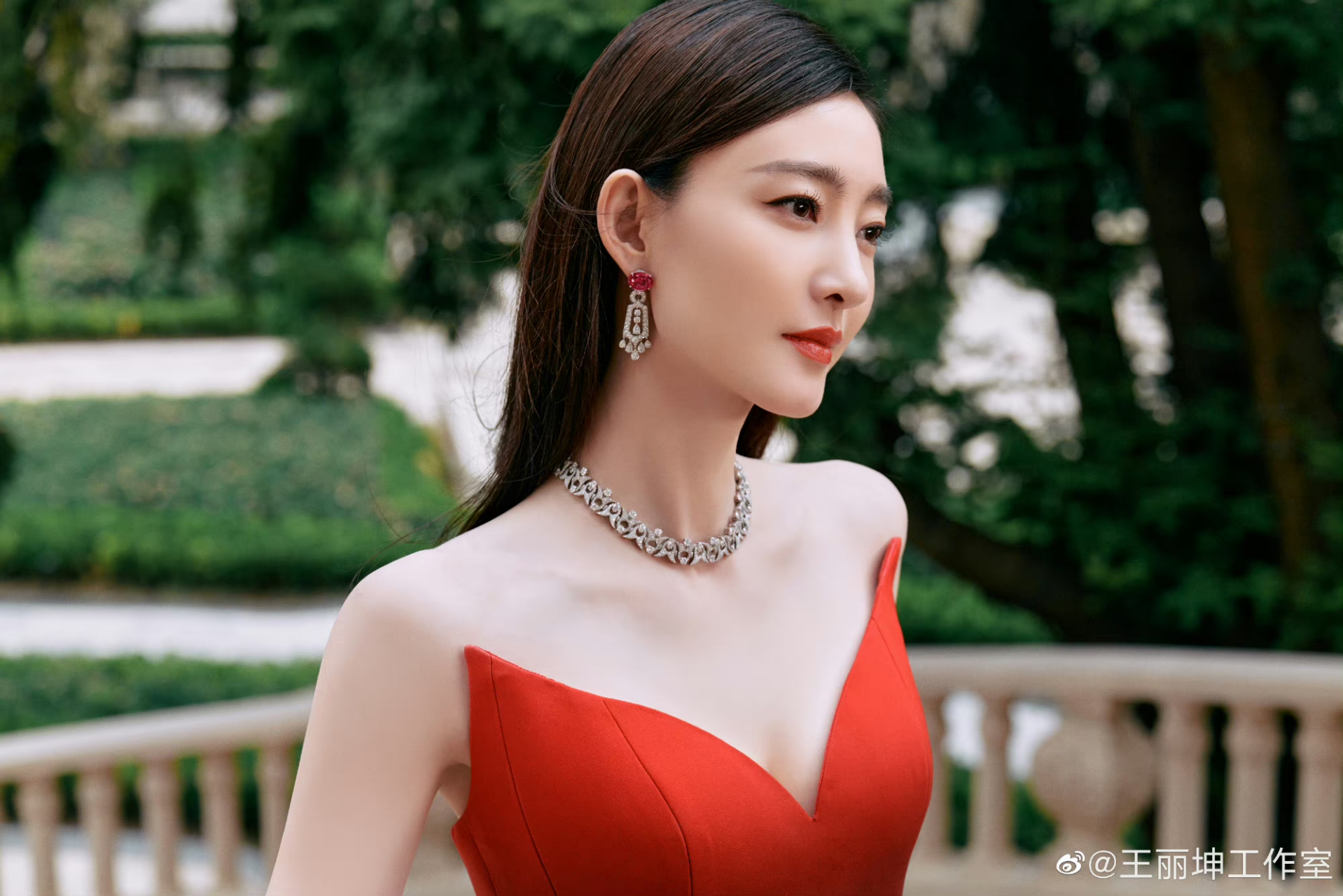 王丽坤# 她的身材如同雕塑般优美,长发披肩,露出性感的香肩和迷人的