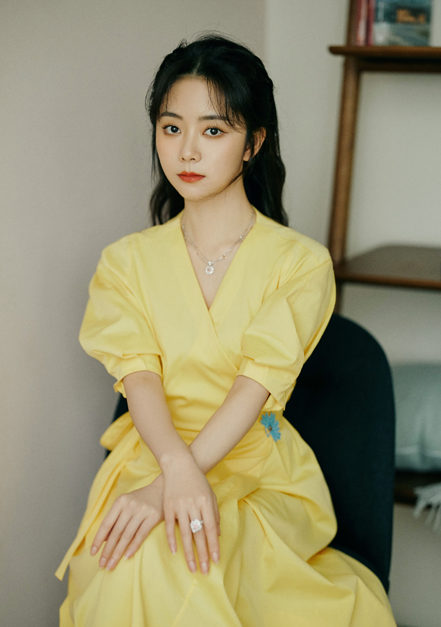 谭松韵一袭黄色长裙,搭配长发,温婉秀丽,清新甜美,越来越有女人味了!