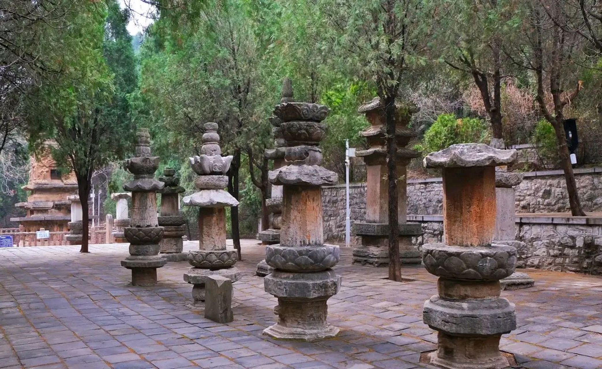 神通寺位于济南历城柳埠青龙山麓,为古代名刹,也是山东佛教的发祥地.