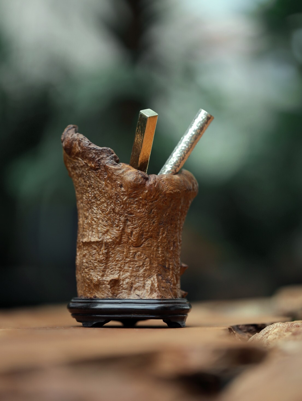 案上雅器|荔枝木笔筒 一木整掏制,形制浑朴天成,纹理似水似云,气韵闲