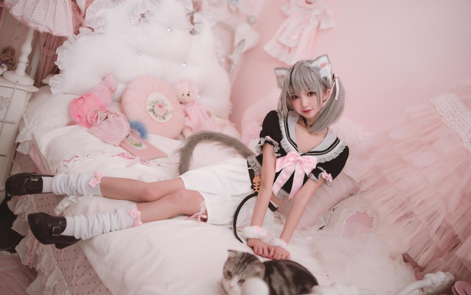 和平精英:猫咪驾到套装之软萌银虎cosplay秀