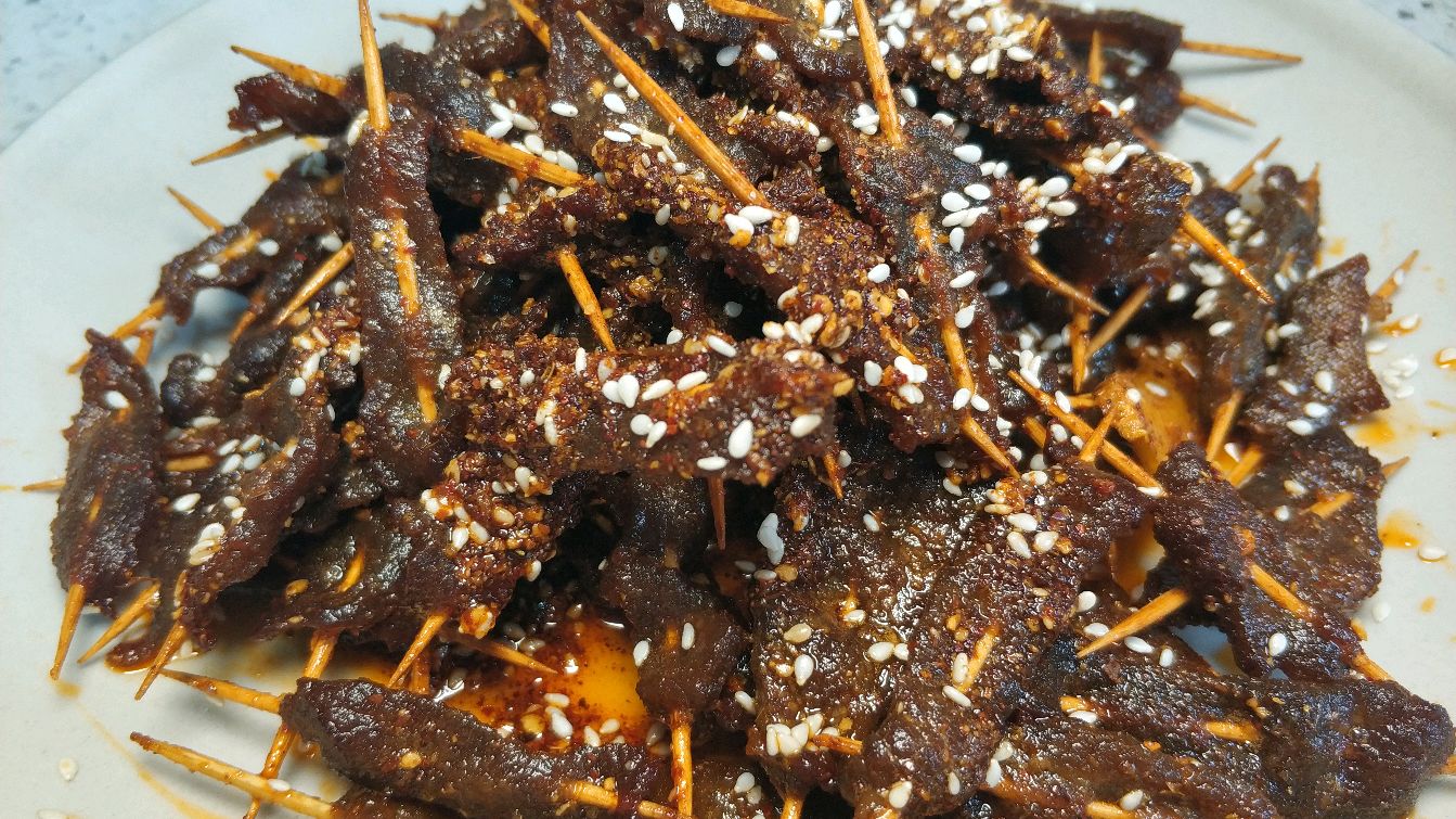 牙签牛肉的做法,牛肉麻辣干香