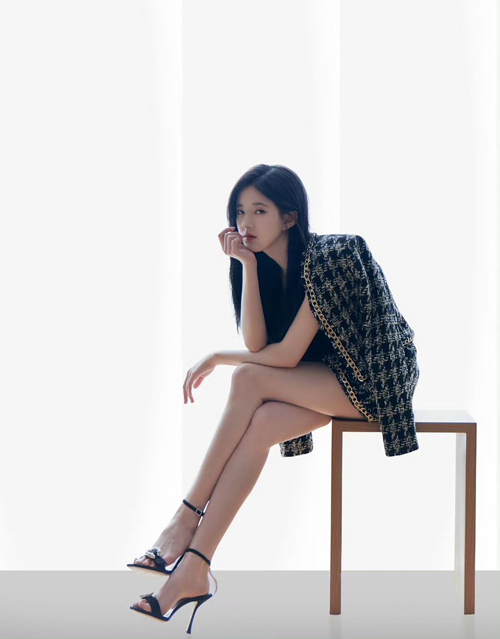 赵露思这套穿搭算是她所有穿搭中比较绝的一套了,一整套小香风套装穿