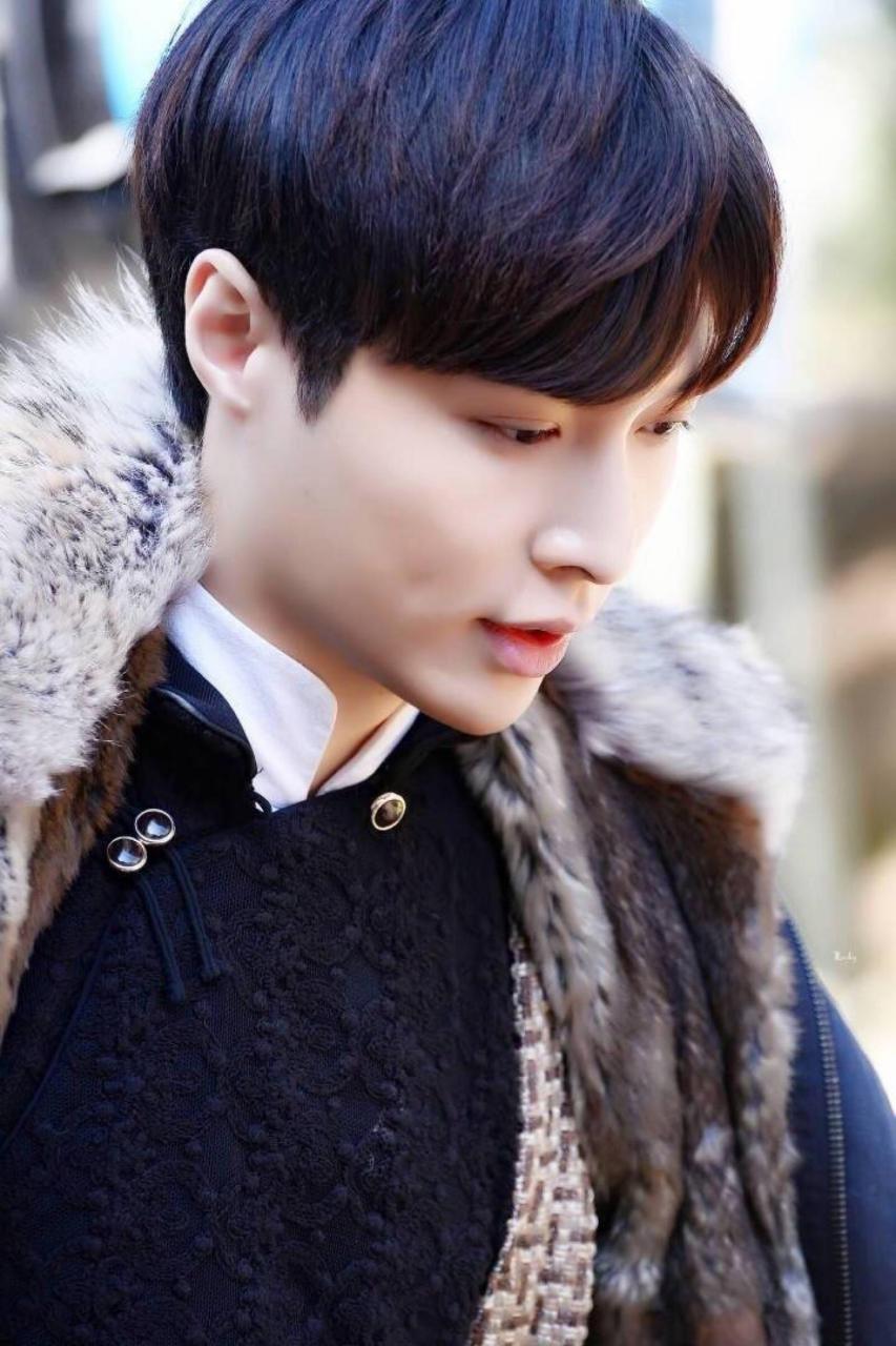 张艺兴的二月红,好看是好看,就是发型有点太现代#张艺兴