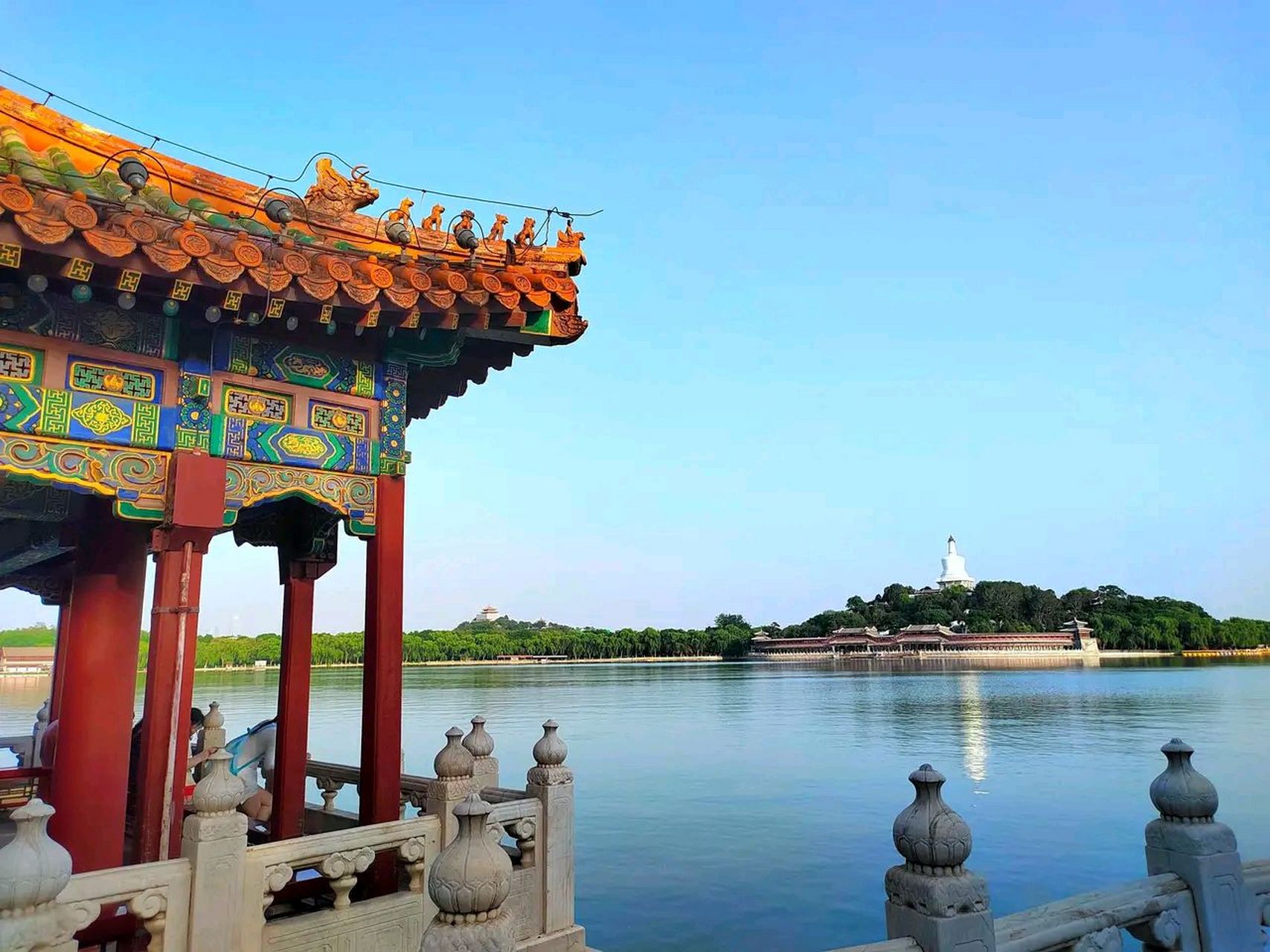 北京北海公园有一个乾隆年间的九龙壁,说是九龙,实际上有很多龙,有大