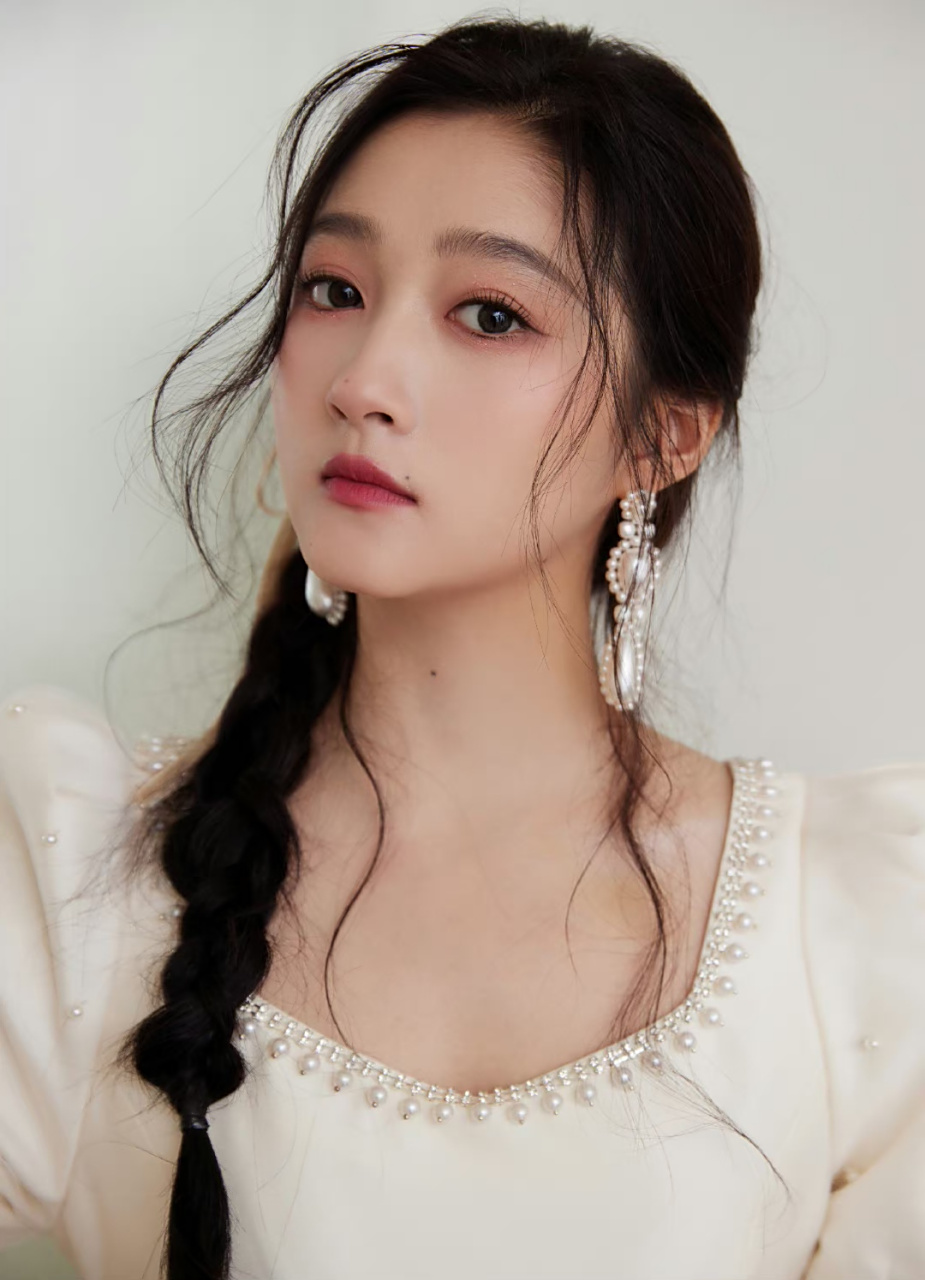 关晓彤# 一袭纯白连衣裙,甜美麻花辫,雪肤玉貌,曼妙身姿,水嫩肌肤