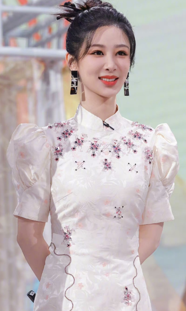 杨紫综艺现场照来了,新中式扮相温婉端庄,盘发特别利落,夸张的耳坠