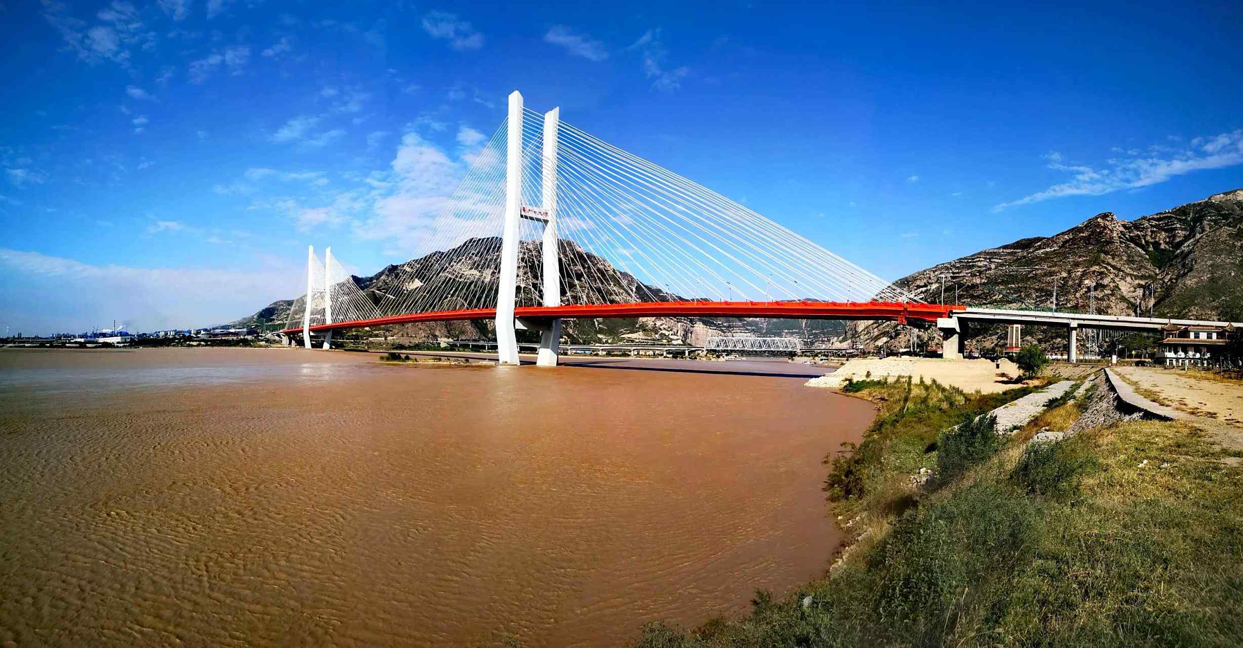 鲤鱼跃龙门源于山西省运城市河津市 禹门口黄河大桥 新桥全长4.