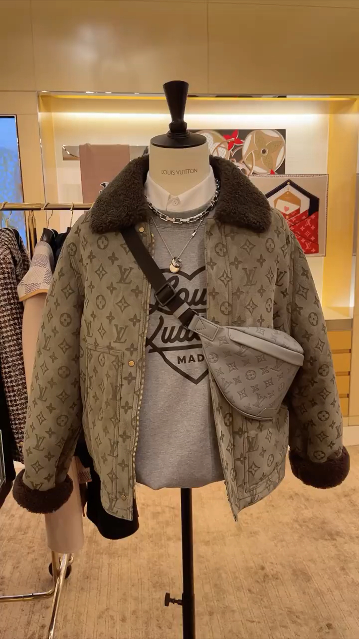路易威登皮毛一体夹克外套,老花元素设计尽显奢华感-度小视