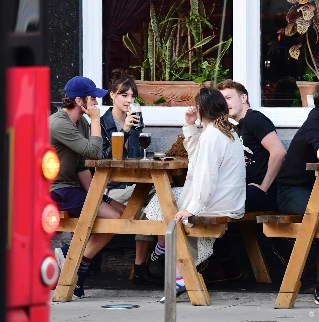 《普通人》主演黛西·埃德加-琼斯和男友tom varey伦敦最新街拍照