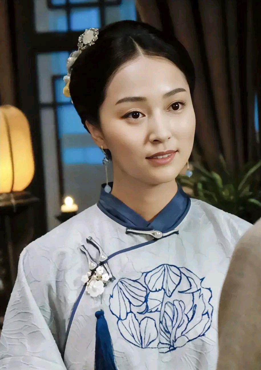 越来越引起人们的关注了,她就是丁宝桢二夫人钟春兰的扮演者刘芷含