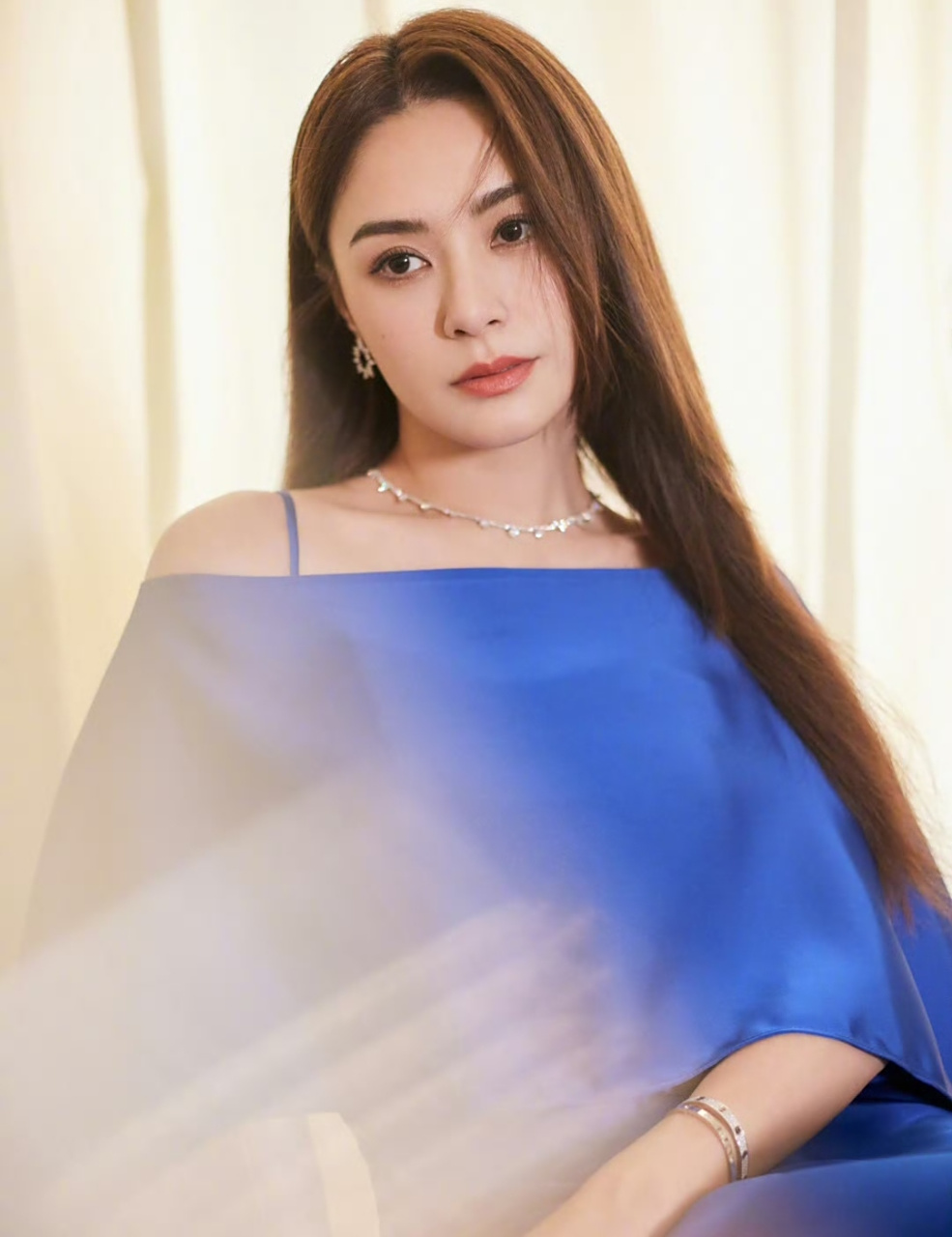 阿娇宝蓝色礼服造型参加晚会演出,头发拉直尽显温柔气质,妆容也衬托得