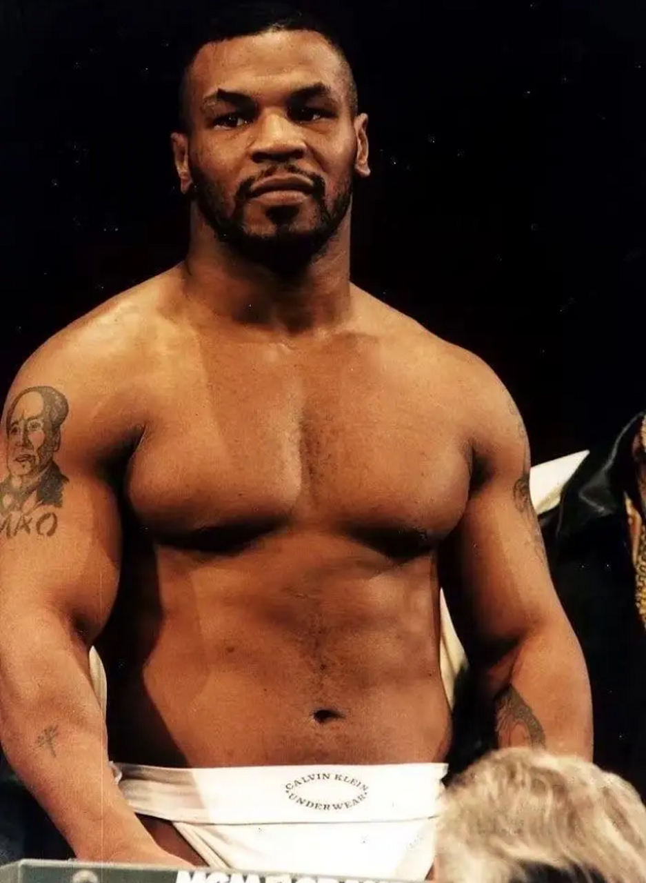 谁能想到原来拳王泰森也是教员的粉丝,他将教员的头像纹在自己身上,这