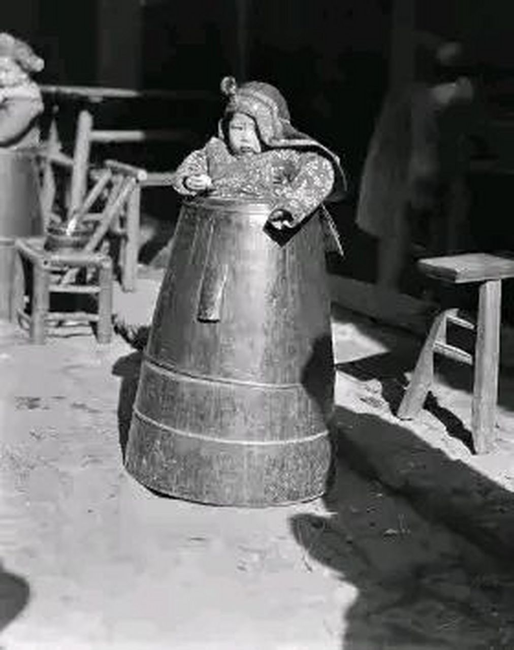 历史老照片:站桶里的婴儿,1918年