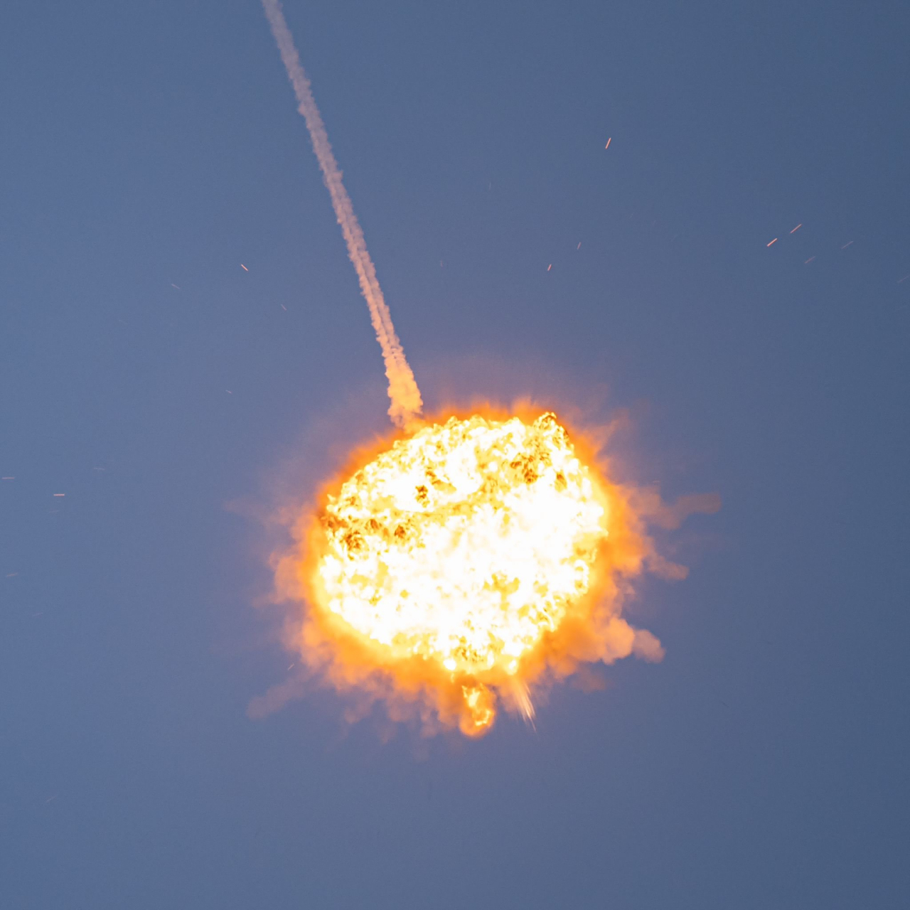 空中击落来袭炮弹～真是精准～ 现在除了高超音速导弹和远程/洲际弹道