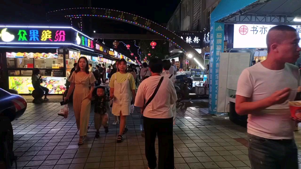 商丘,向阳路步行小吃街,晚上游人真多!
