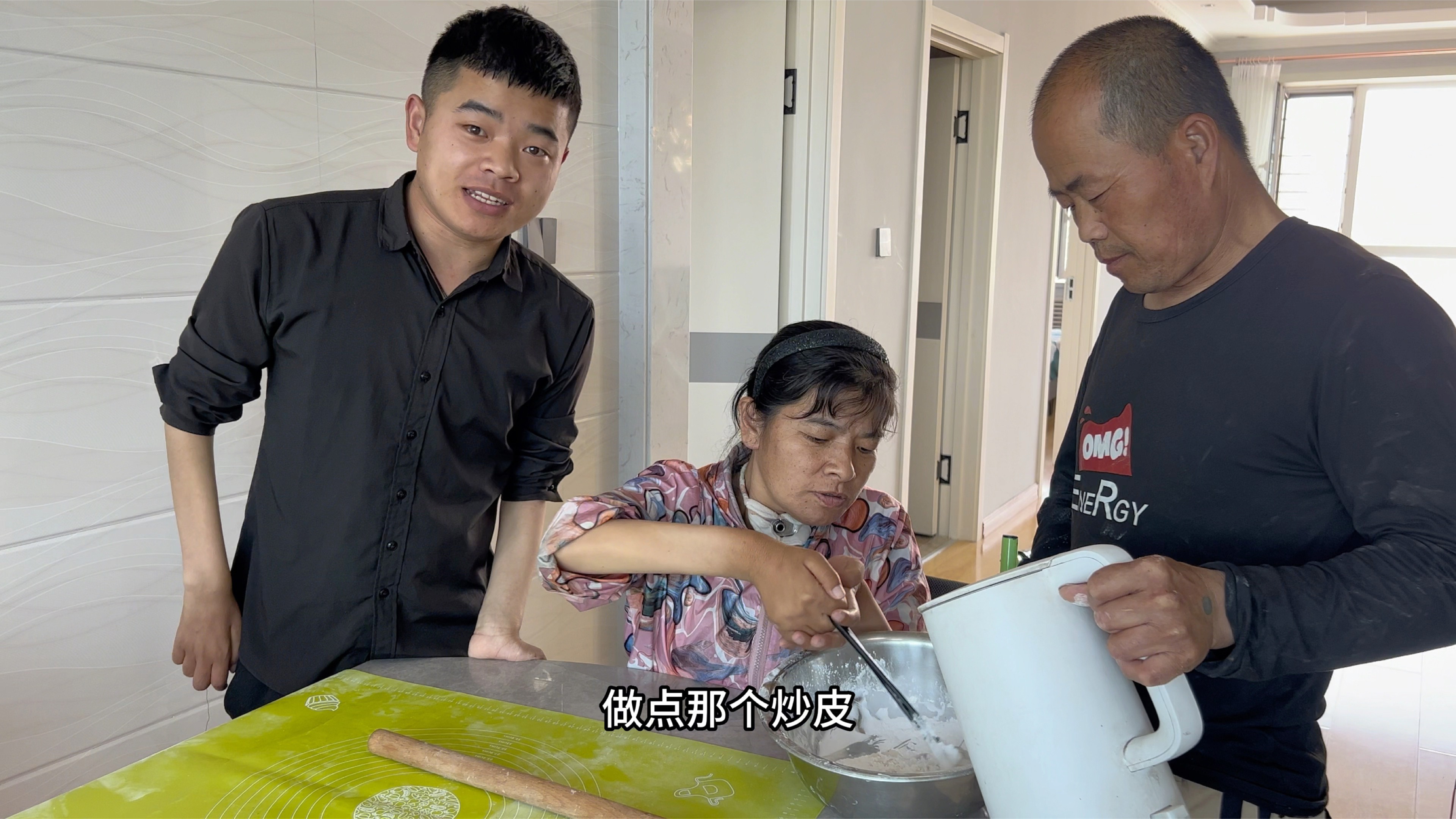 瘫痪老妈下厨做粉皮，脑梗老爸在一旁打下手，三个人吃了一大盘子