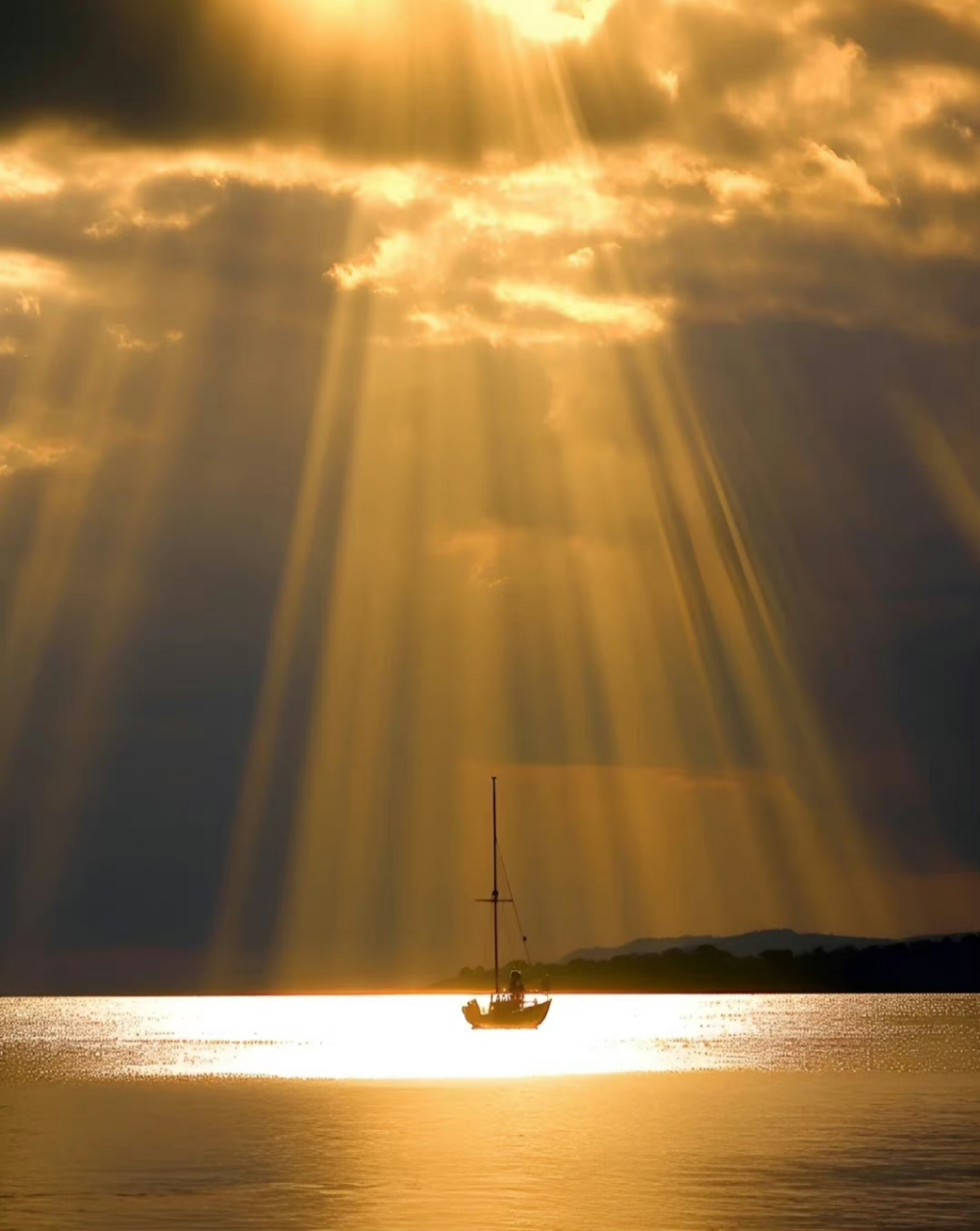 原来现实中真的有"耶稣光",当光遇到了丁达尔效应,便有了形状!