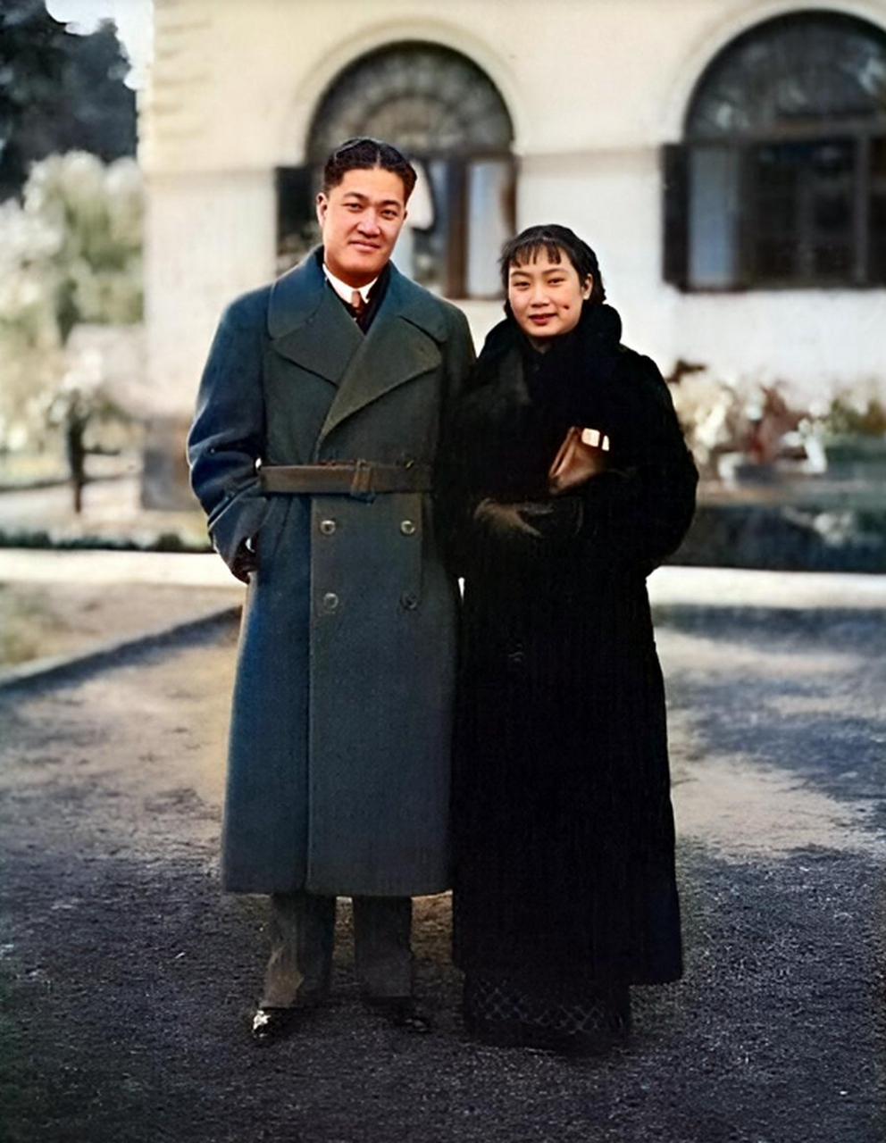 这是民国美女胡蝶与丈夫潘有声的一张合影.