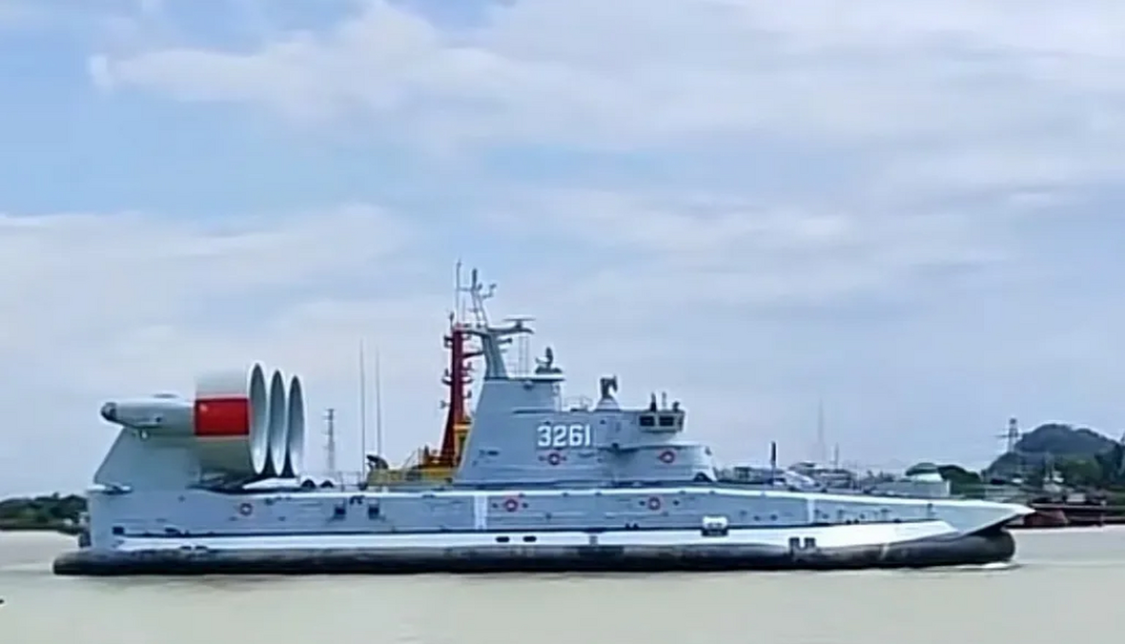 第二艘国产化野牛气垫登陆艇正式亮相,舷号3261,服役于东部战区海军.