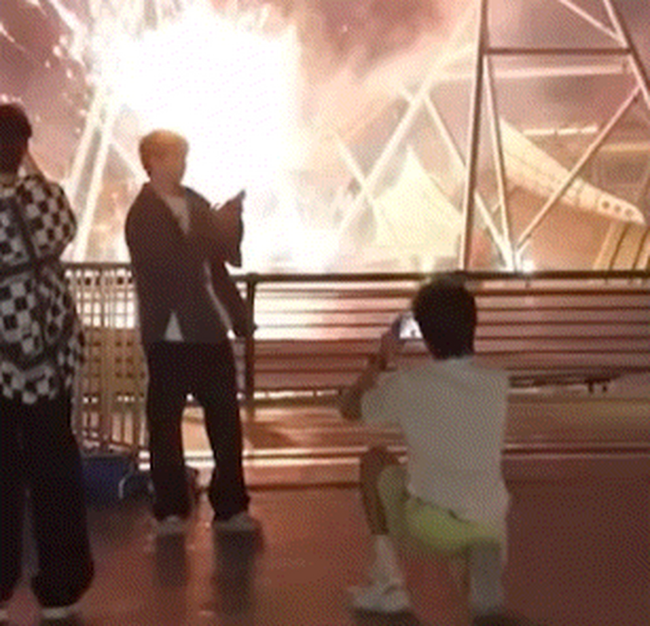 宋亚轩刘耀文烟花下互拍# 和宋亚轩刘耀文一起看烟花吧,这就是少年人