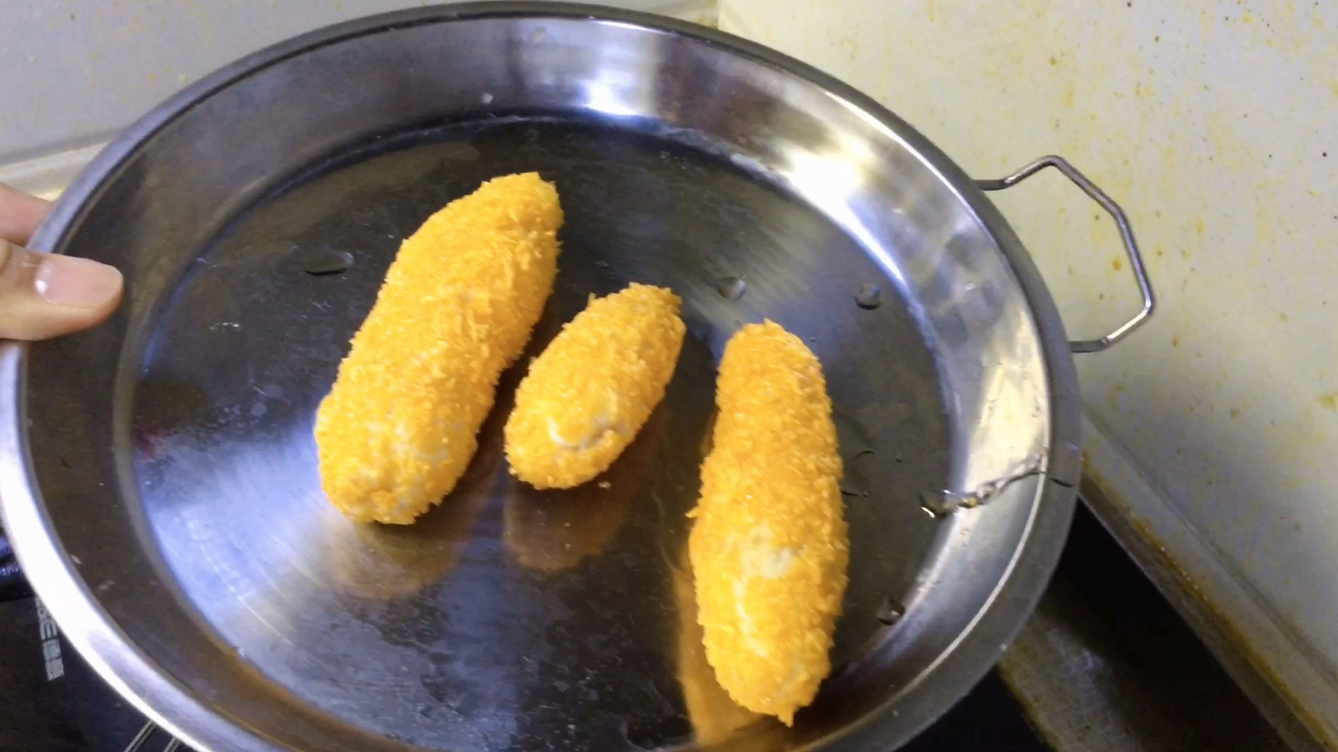 吃过脆皮土豆吗?一个土豆,两个鸡蛋,裹上面包糠,炸出一大盘