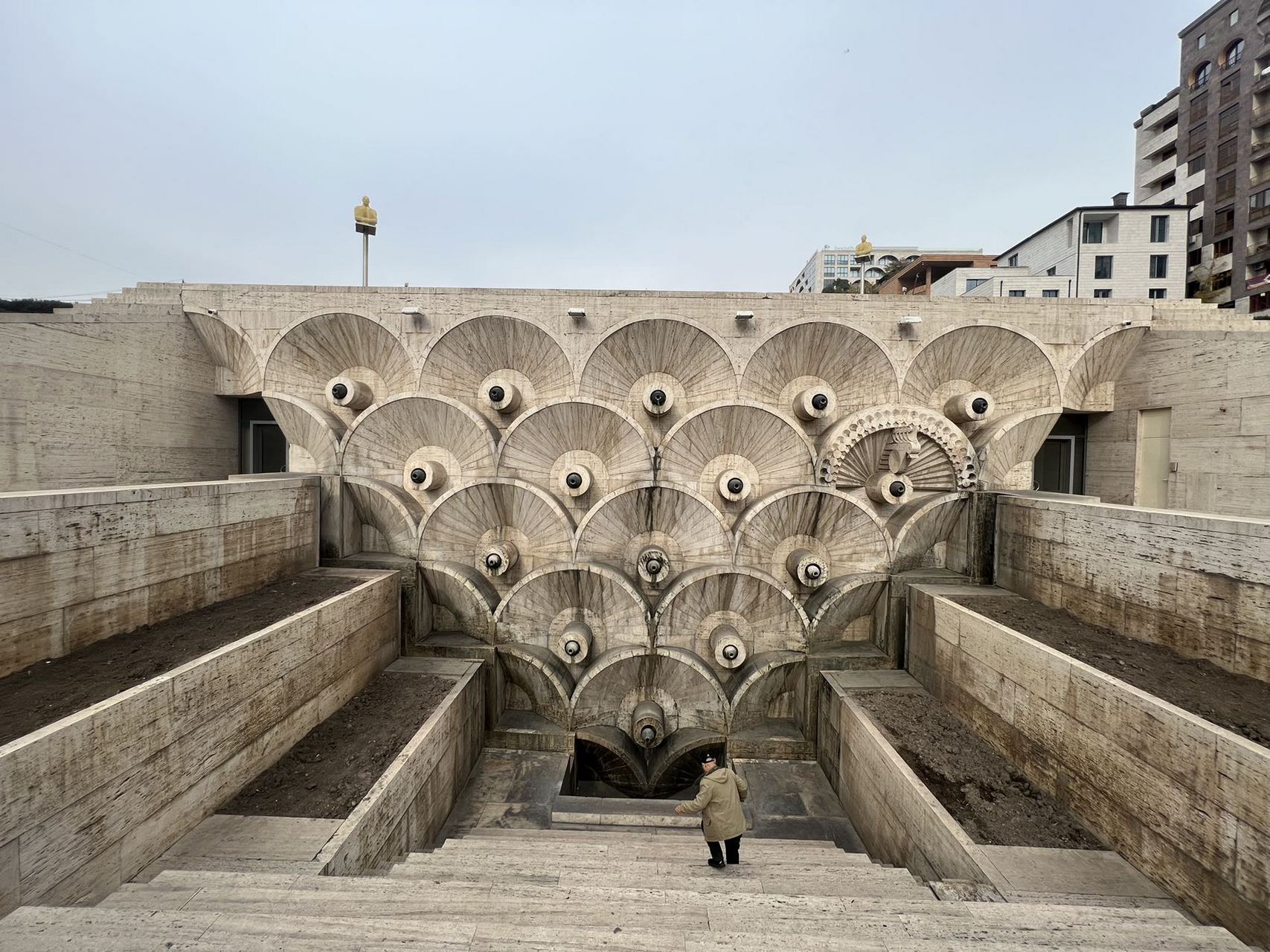 旅行!亚美尼亚首都景点埃里温阶梯!给人一种神秘的感觉!上到顶上可以