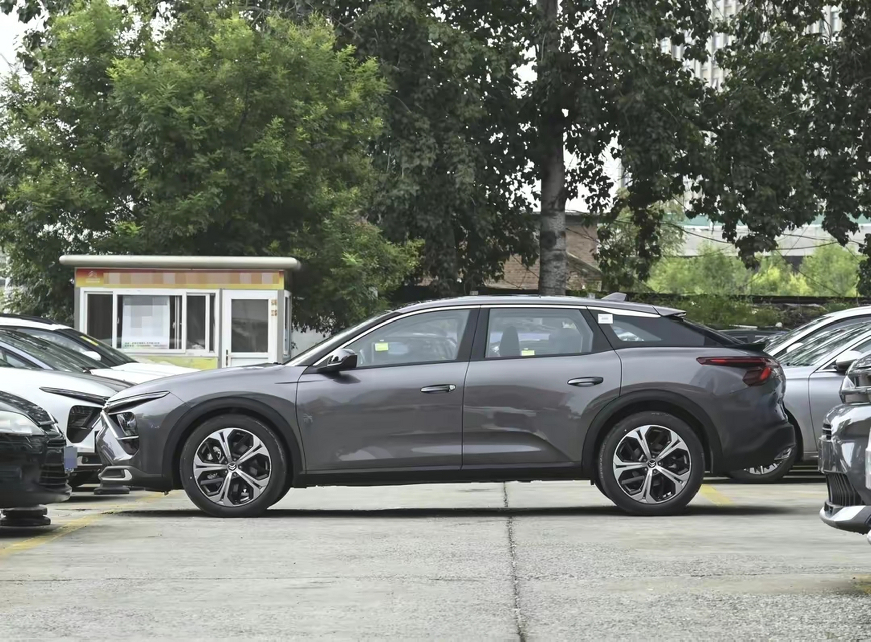 汽车# 最"廉价"的法系轿跑!14.37万标配爱信8at,1.8t引擎油耗5.8l