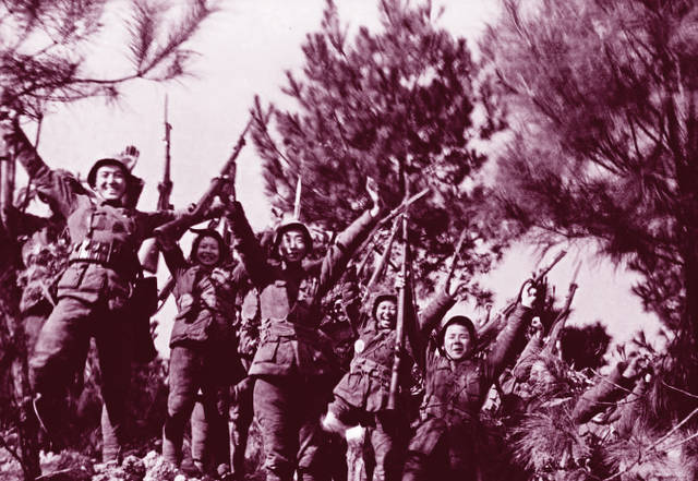 抗战瞬间:日军残兵举枪欲投降,国军班长下令:一个俘虏都不要!