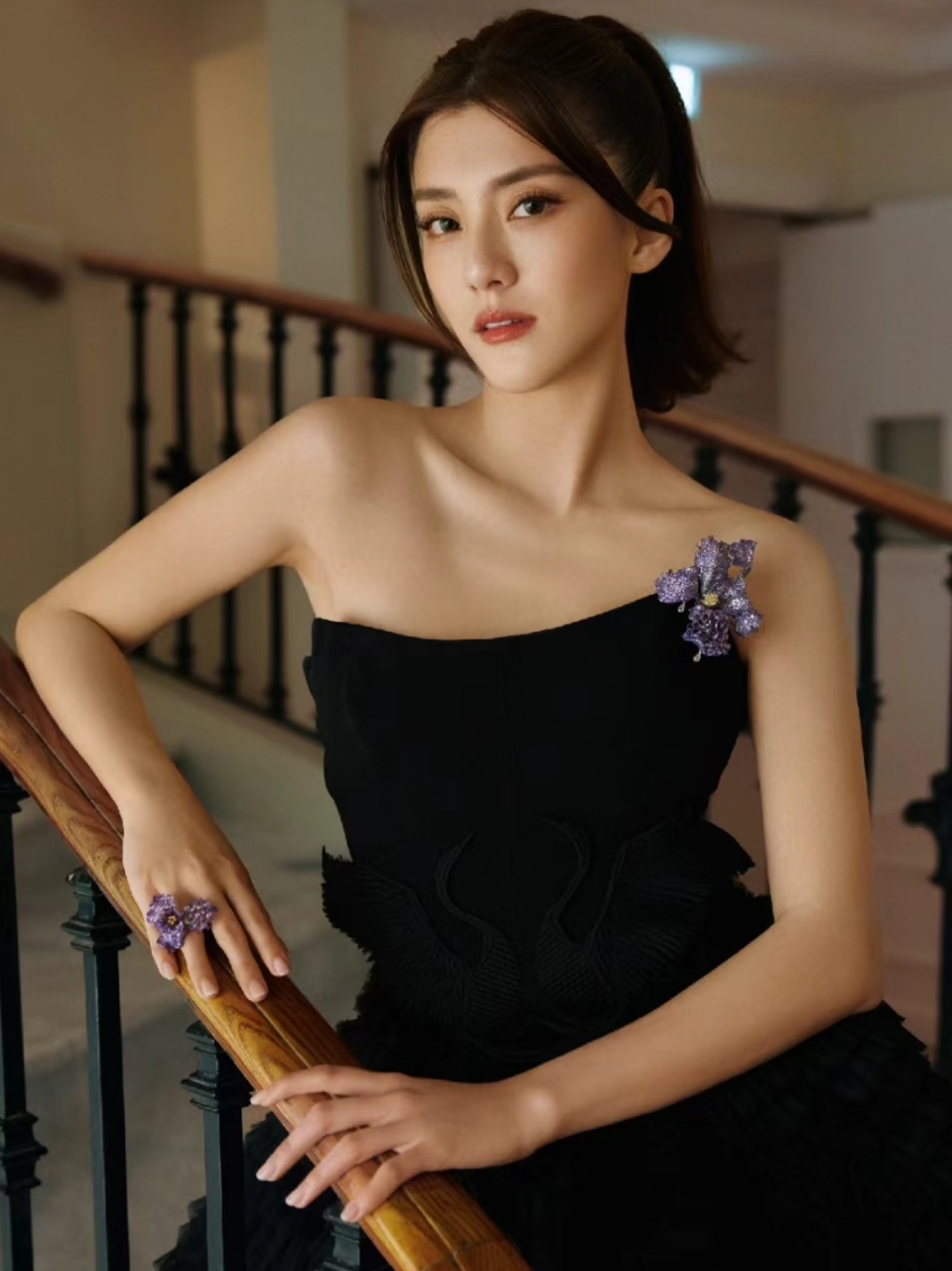 吴千语亮相活动,现场照被说像韩素希,有种清冷的高级感.