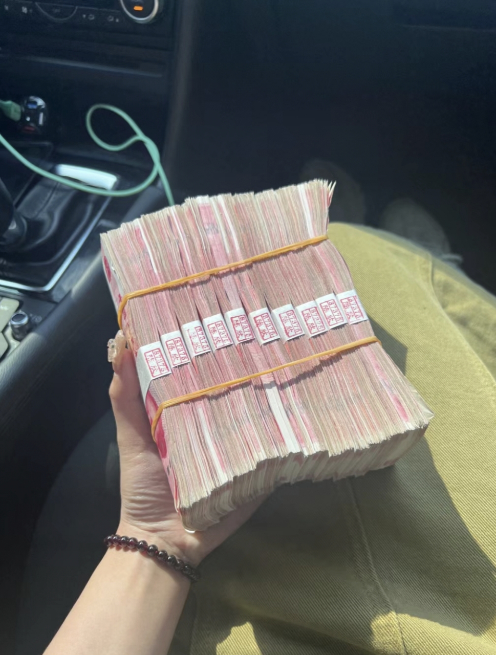 见过十万块现金吗?我相信很多人没见过!