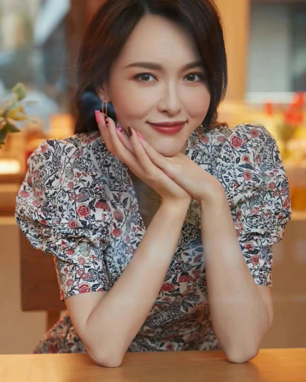 唐嫣# 身穿碎花泡泡袖连衣裙,清纯妩媚,甜美可爱,优雅端庄,微微一笑