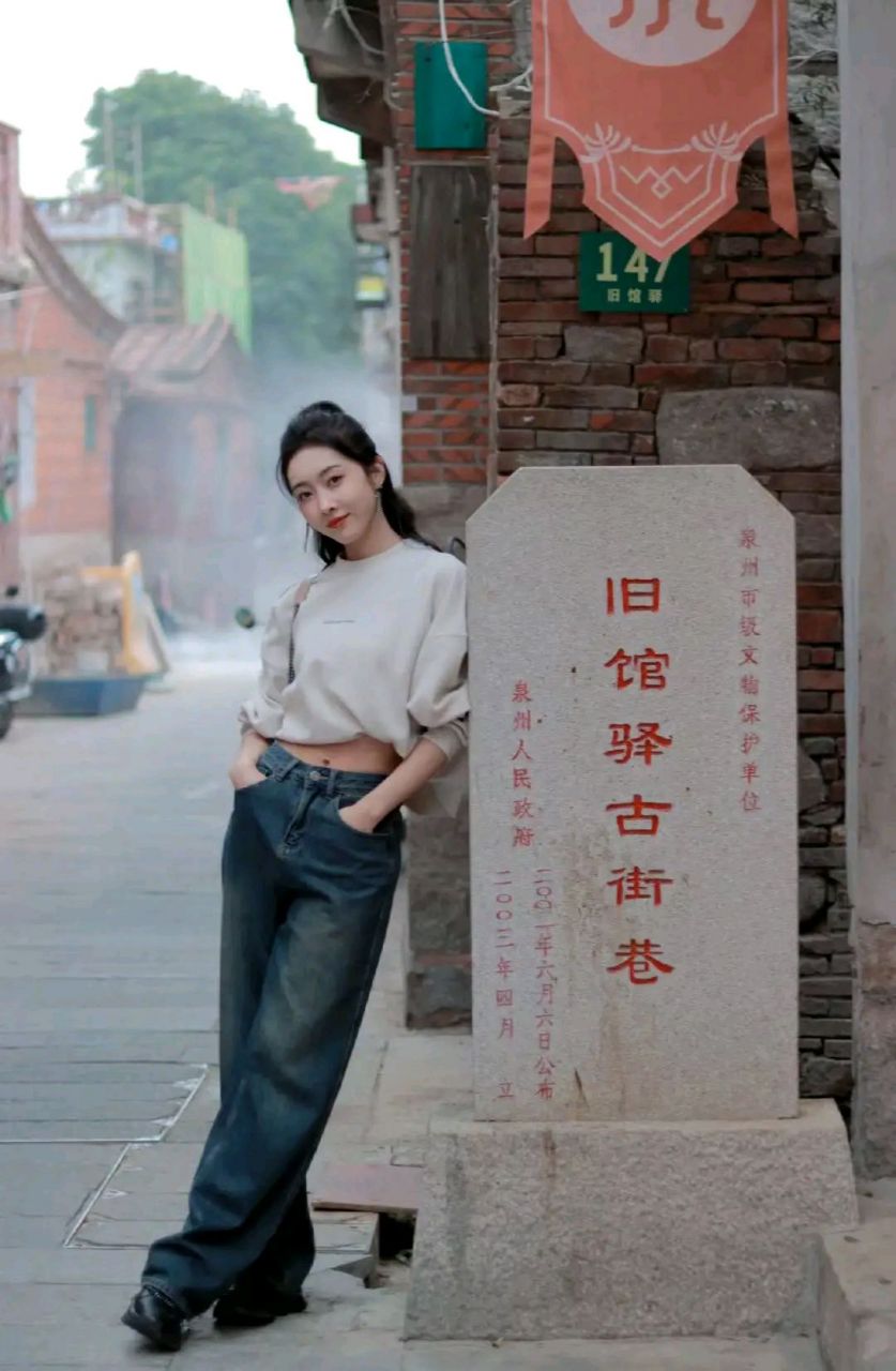 宣璐新年晒旅行随拍,米白色卫衣配墨绿色牛仔裤,惬意时尚还显高