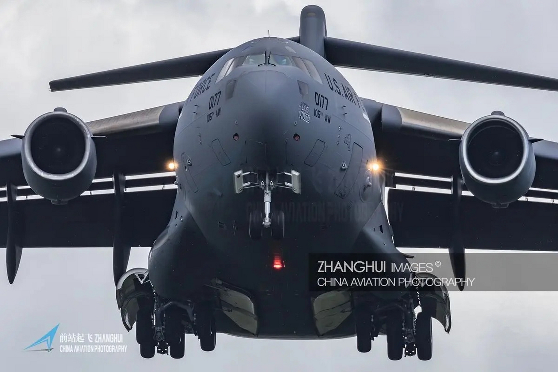 运20运输机和c17运输机是同级别运输机,在近似角度的对比图中,运20a