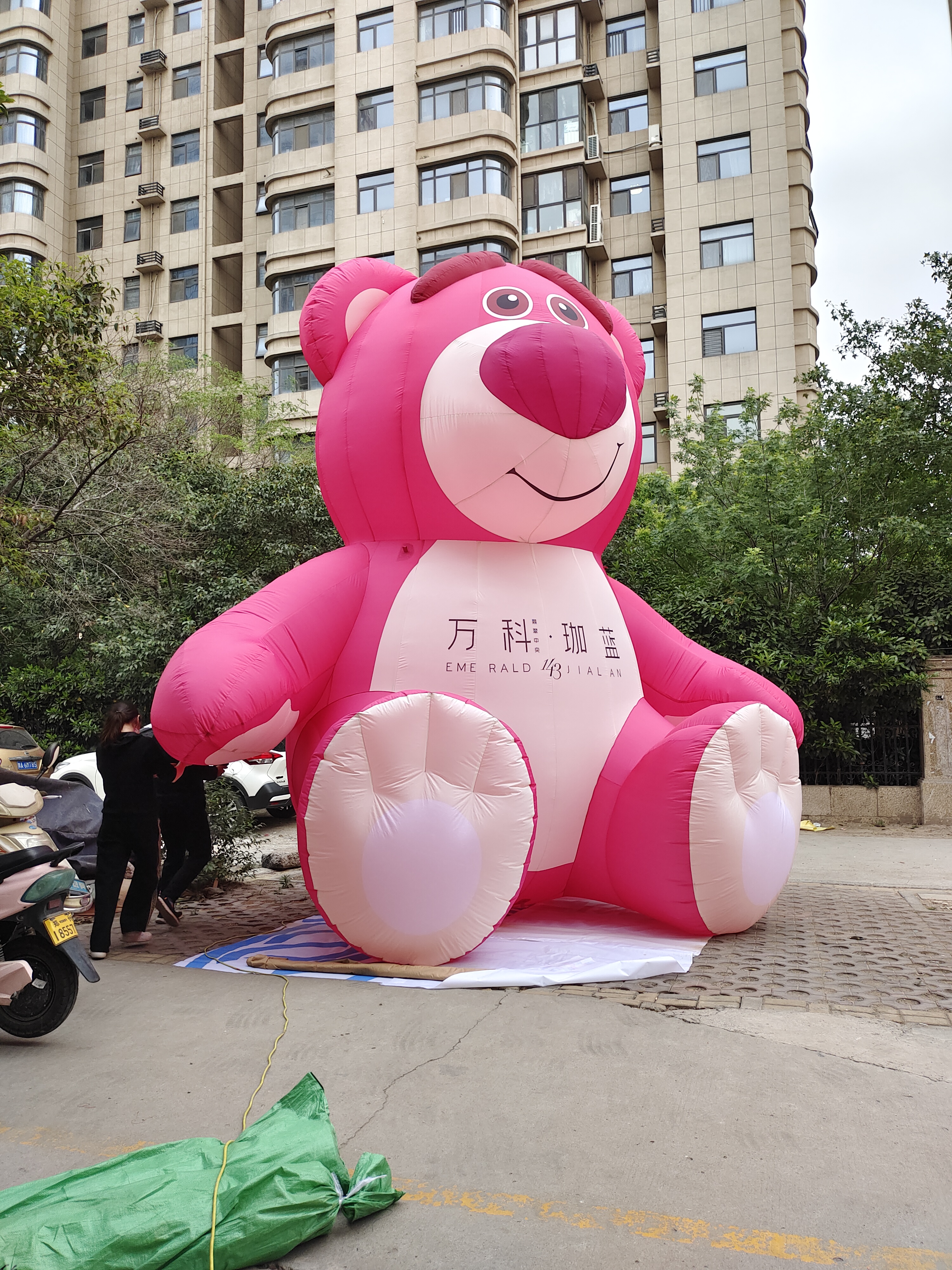 充气草莓熊气模丨气模厂家定制大型充气模型丨商场售楼部大型气模