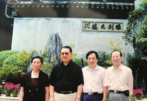 广州军区司令员陶伯钧在抗洪路上看见歹徒趁火打劫,将军愤怒异常